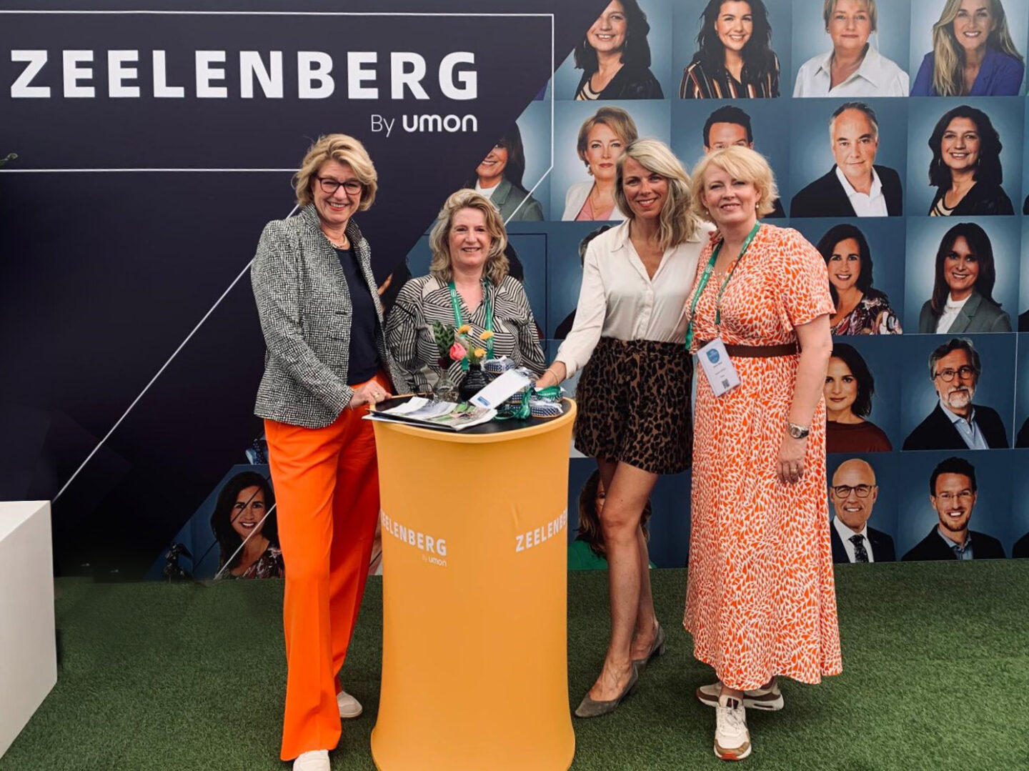 Collega's van OnlyHuman en Zeelenberg samen op de stand op het VNG-congres.|