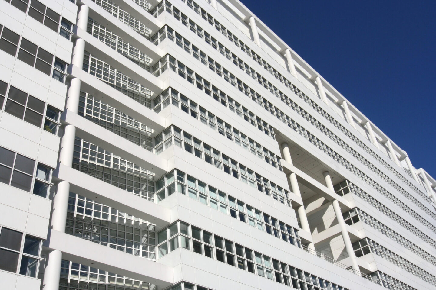 Foto van het gemeentehuis van Den Haag.