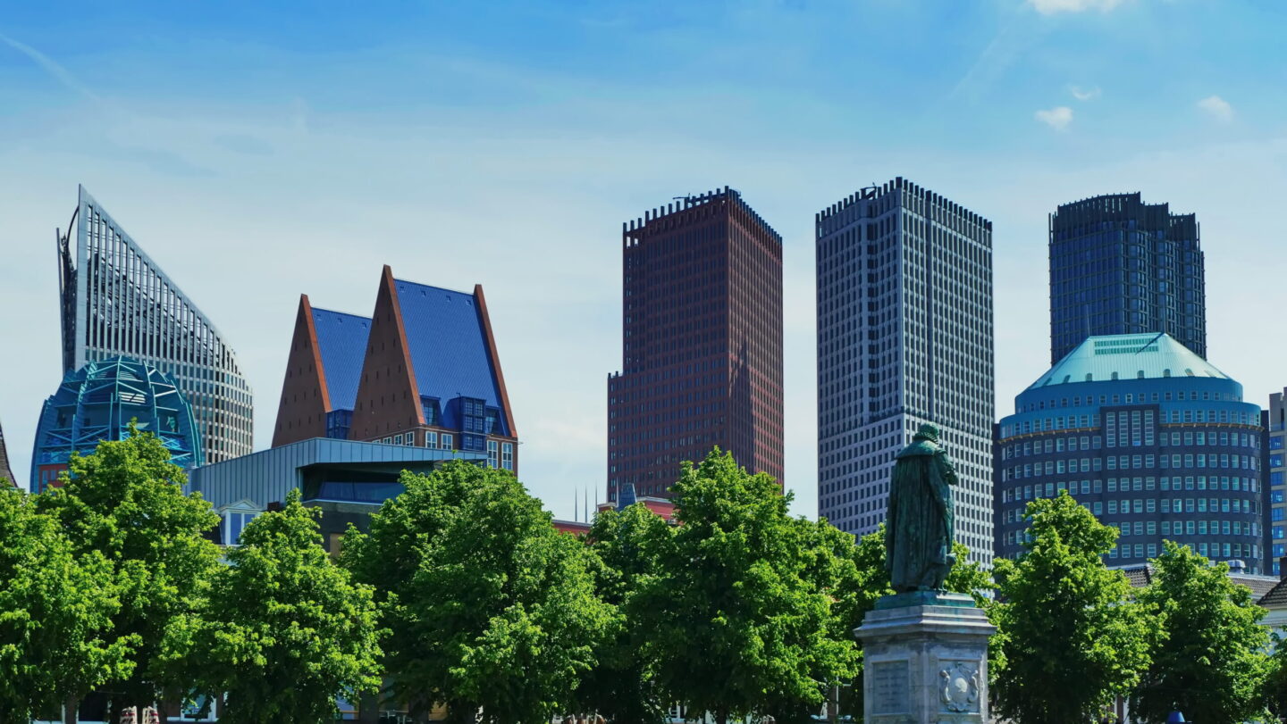 Skyline Den Haag met overheidsgebouwen en gemeentehuis.